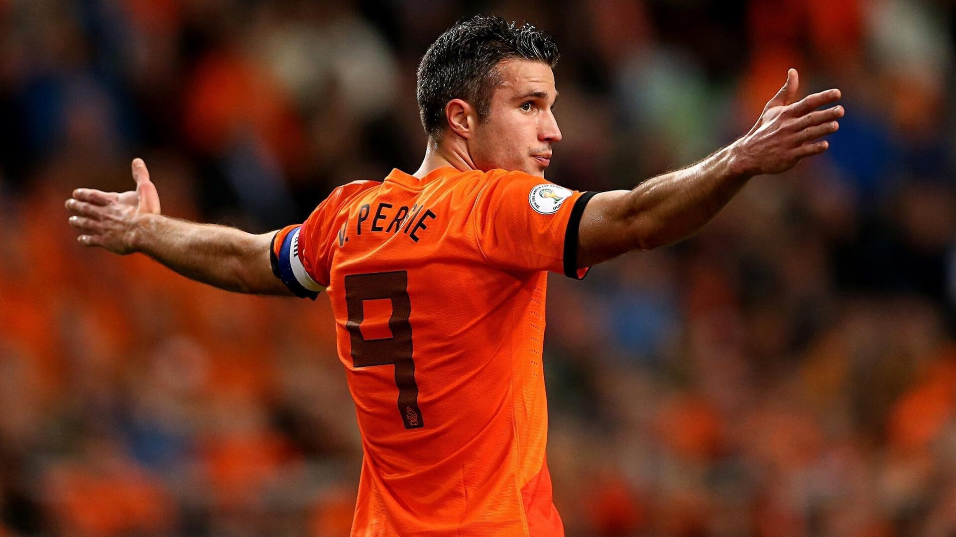 足球重大比赛现场设立互动展区，增强观赛体验，足球展厅